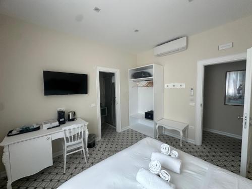 Double Room image 1