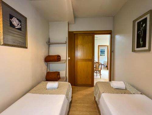 1 queen bed, 4 twin beds