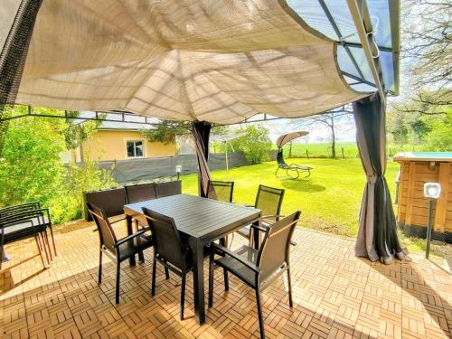 Villa Privée, Piscine chauffée, à 2km du Lac (Villa Privee, Piscine chauffee, a 2km du Lac) in ปงต์-เดอ-ซาลาร์