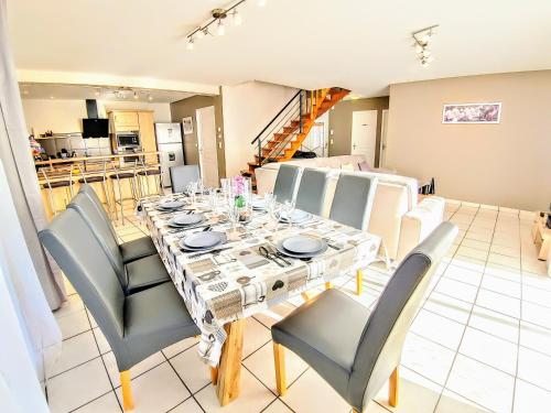 Villa Privée, Piscine chauffée, à 2km du Lac (Villa Privee, Piscine chauffee, a 2km du Lac) in ปงต์-เดอ-ซาลาร์