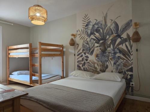 1 queen bed, 2 bunk beds