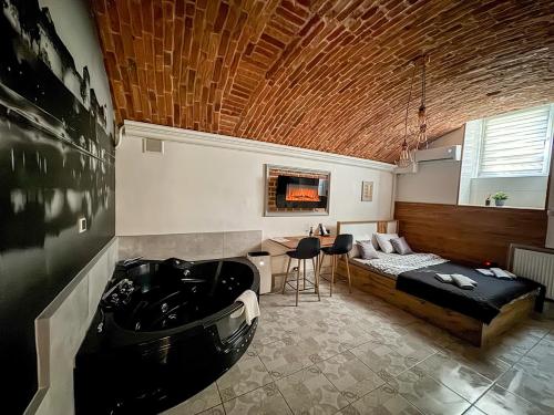 UNDERGROUND Jacuzzi Rooms – Krakow, IA