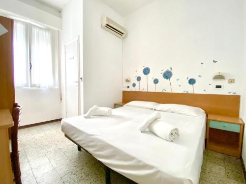 Economy Double Room image 5