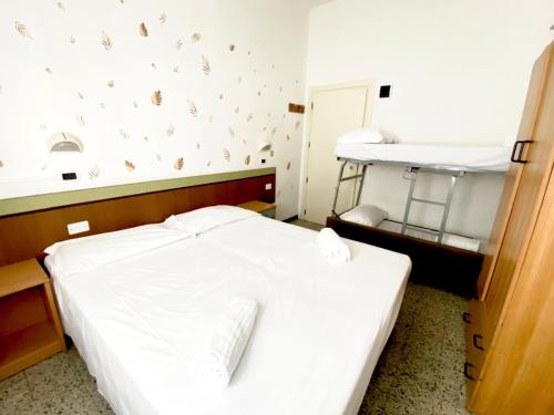 Economy Triple Room image 2