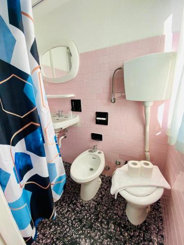 Economy Double Room image 6