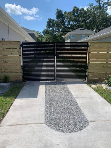 Downtown Orlando’s Modern Zen Home with Hot Tub - image 4