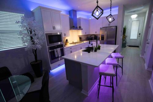 Downtown Orlando’s Modern Zen Home with Hot Tub - image 3