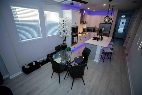 Downtown Orlando’s Modern Zen Home with Hot Tub - image 10