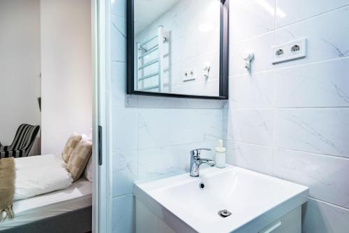 Very Central Cozy & Modern Studio - image 3