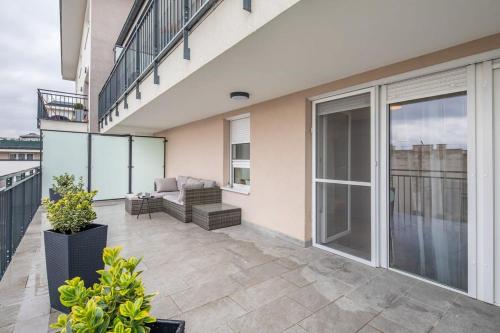 Penthouse - NEW - Modern & Quiet - image 13