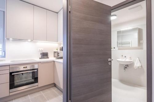 Penthouse - NEW - Modern & Quiet - image 8
