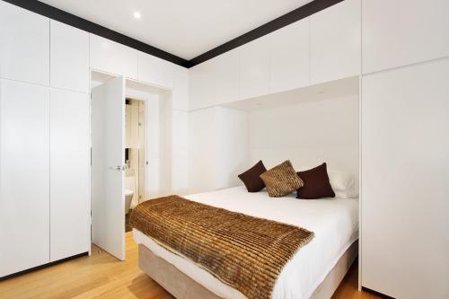 Little New York on Riley - Executive 1BR Darlinghurst Apartment with New York Laneway Feel - image 14