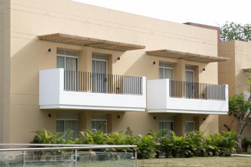 Exterior view, Hotel Las Palmeras in Villeta