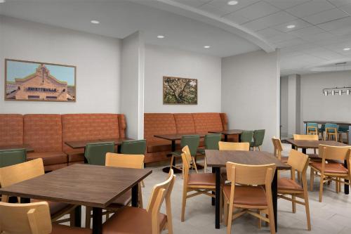 Hampton Inn Fayetteville Fort Bragg - image 13