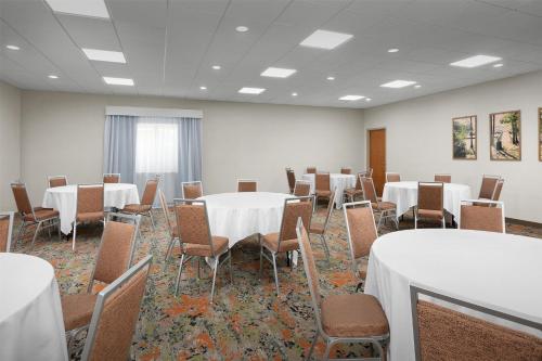 Hampton Inn Fayetteville Fort Bragg - image 9