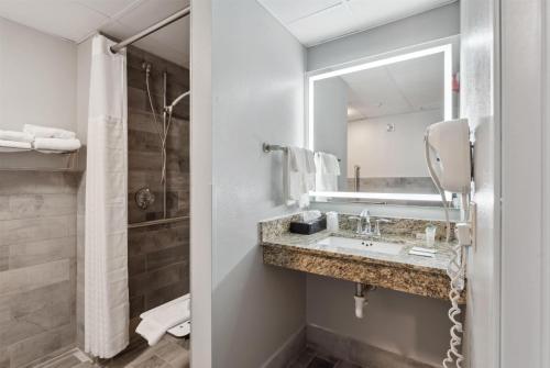 Queen Room with Balcony - Mobility Accessible/Non-Smoking