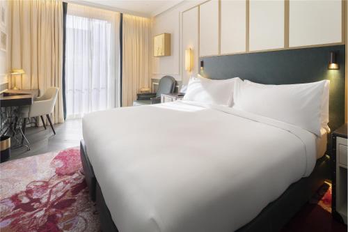 The Emerald House Lisbon Curio Collection by Hilton - image 4