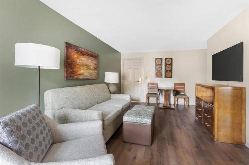 Deluxe One-Bedroom King Suite - Hearing Accessible
