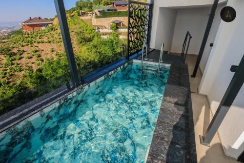 อ่างแช่น้ำร้อน, Villa Alpha Familiare in พริซเซ่น