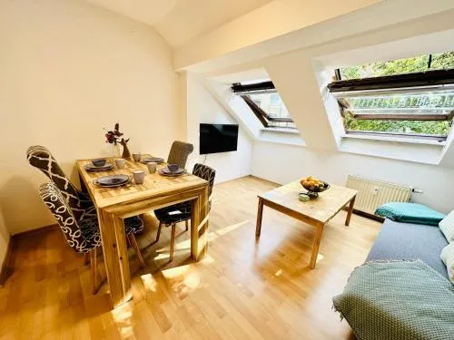 Fantastische Dachgeschosswohnung in Connewitz nahe Karli - Platz für bis zu 5 Personen - tolle Lage und öffentliche Verkehrsmittel in Leipzig, Deutschland