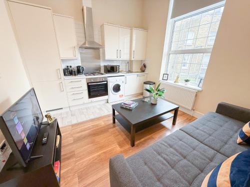 2-Bedroom Hammersmith Flat with WiFi, washer, dryer near Shepherds Bush & Westfield London by Staylio London, Londres