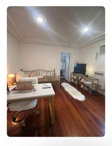 Small 1 Bedroom Studio next to LACMA