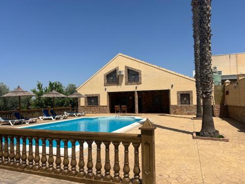 Relax y piscina privada para familias in Cuevas de San Marcos
