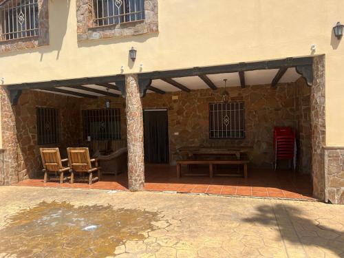 Relax y piscina privada para familias in Cuevas de San Marcos
