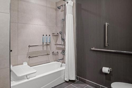 Queen Room with Two Queen Beds and Adapted Tub - Mobility Accessible