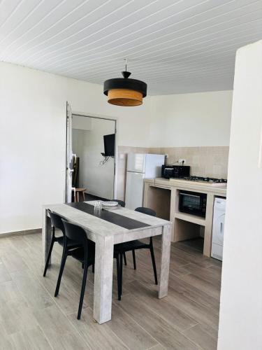 Tropikana 2-Bedroom Comfort House in เรอมีร์-มงโฌลี