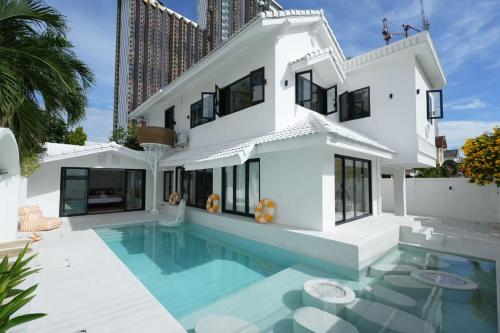 Baan Sabai Pattaya beachfront pool resort villa