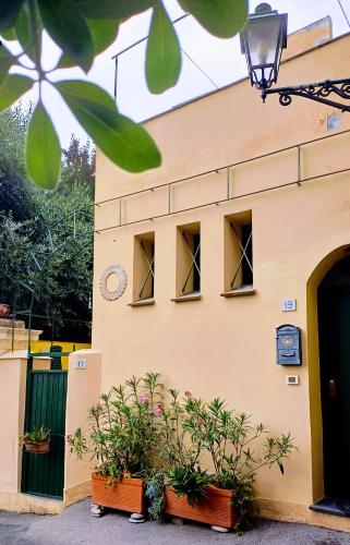 amazing sea cottage "Sleep To The Sound Of The Surf" casetta al mare gîte à louer Ospedaletti