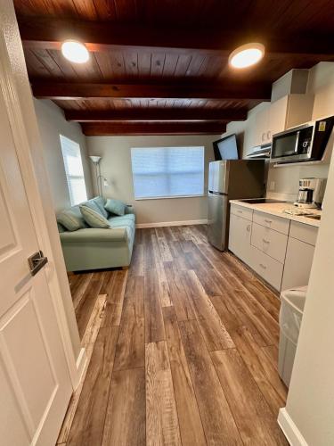 Konyha, Cottage 31, Hibiscus Hut - Dora Canal Court - a downtown, waterfront community in Tavares (Florida)