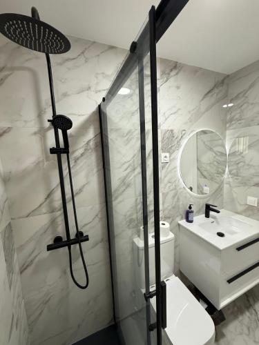 douche, Nova Rooms in Carabanchel