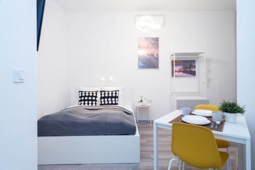 Modern studio apartment at convenient location - image 14