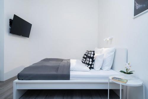 Modern studio apartment at convenient location - image 5