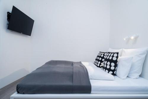 Modern studio apartment at convenient location - image 10