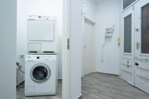 Modern studio apartment at convenient location - image 6