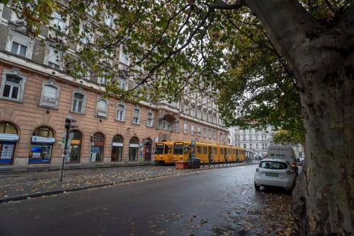 Modern studio apartment at convenient location - image 11