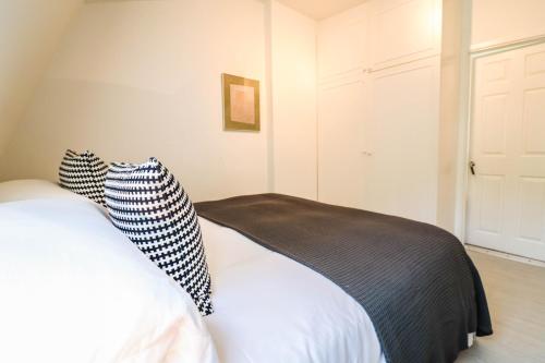 2BR Flat for 6 Guests near Hyde Park and 4 Min Walk to Paddington Station - main image