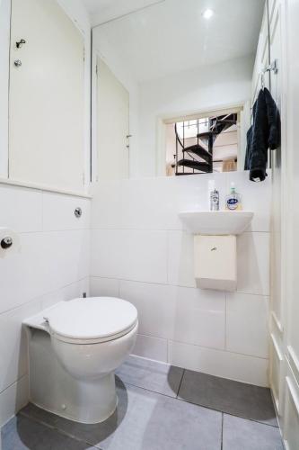 2BR Flat for 6 Guests near Hyde Park and 4 Min Walk to Paddington Station - image 6