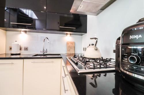 2BR Flat for 6 Guests near Hyde Park and 4 Min Walk to Paddington Station - image 14