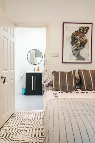 2BR Flat for 6 Guests near Hyde Park and 4 Min Walk to Paddington Station - image 2