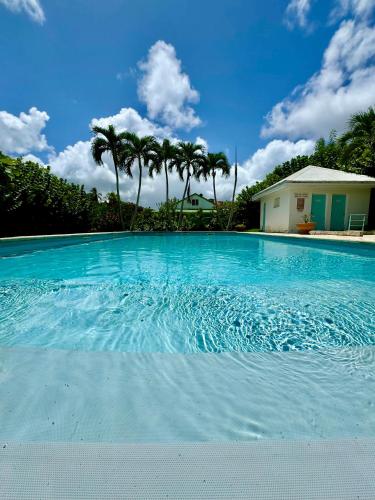 Vue mer et montagne, piscine, proche de la plage avec citerne d eau et parking