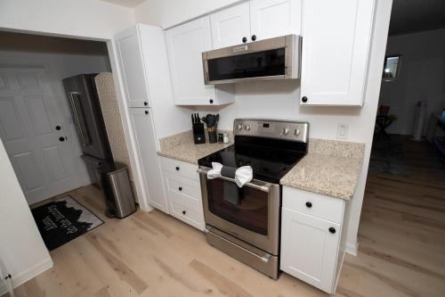 Eola Retreat Private Hot Tub with Grill near Harry P. Leu Gardens