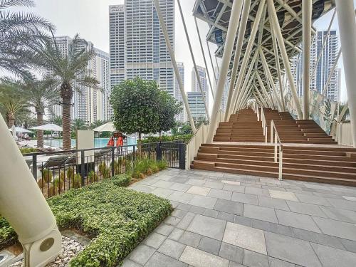 Lotus Creek Beach - Opulent One Bed with Pool View, Dubai (photo 3)