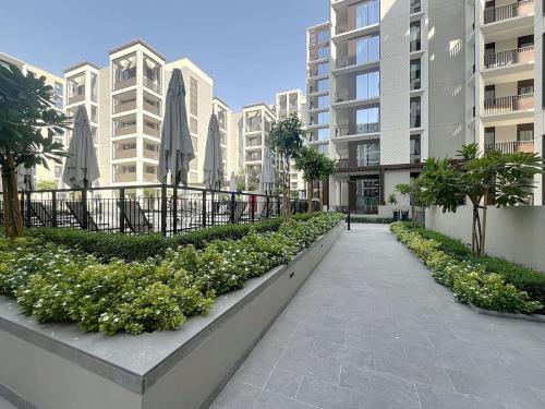 Lotus Creek Beach - Opulent One Bed with Pool View, Dubai (photo 4)