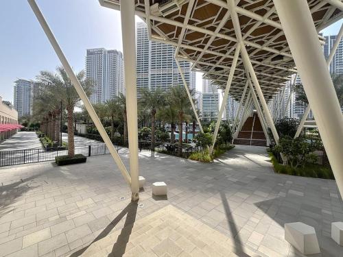 Lotus Creek Beach - Opulent One Bed with Pool View, Dubai (photo 5)