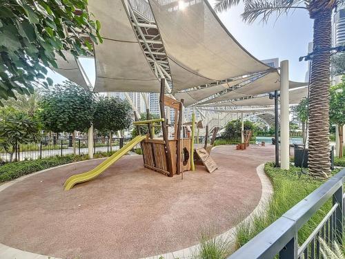 Lotus Creek Beach - Opulent One Bed with Pool View, Dubai (photo 7)