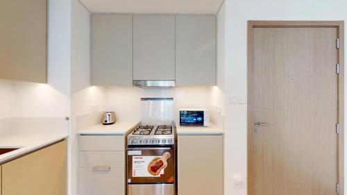 Lotus Creek Beach - Opulent One Bed with Pool View, Dubai (photo 9)